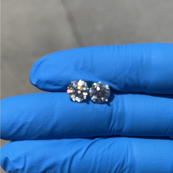 Moissanite Diamond Stud Earrings 2 Carat - Picture 3 of 4